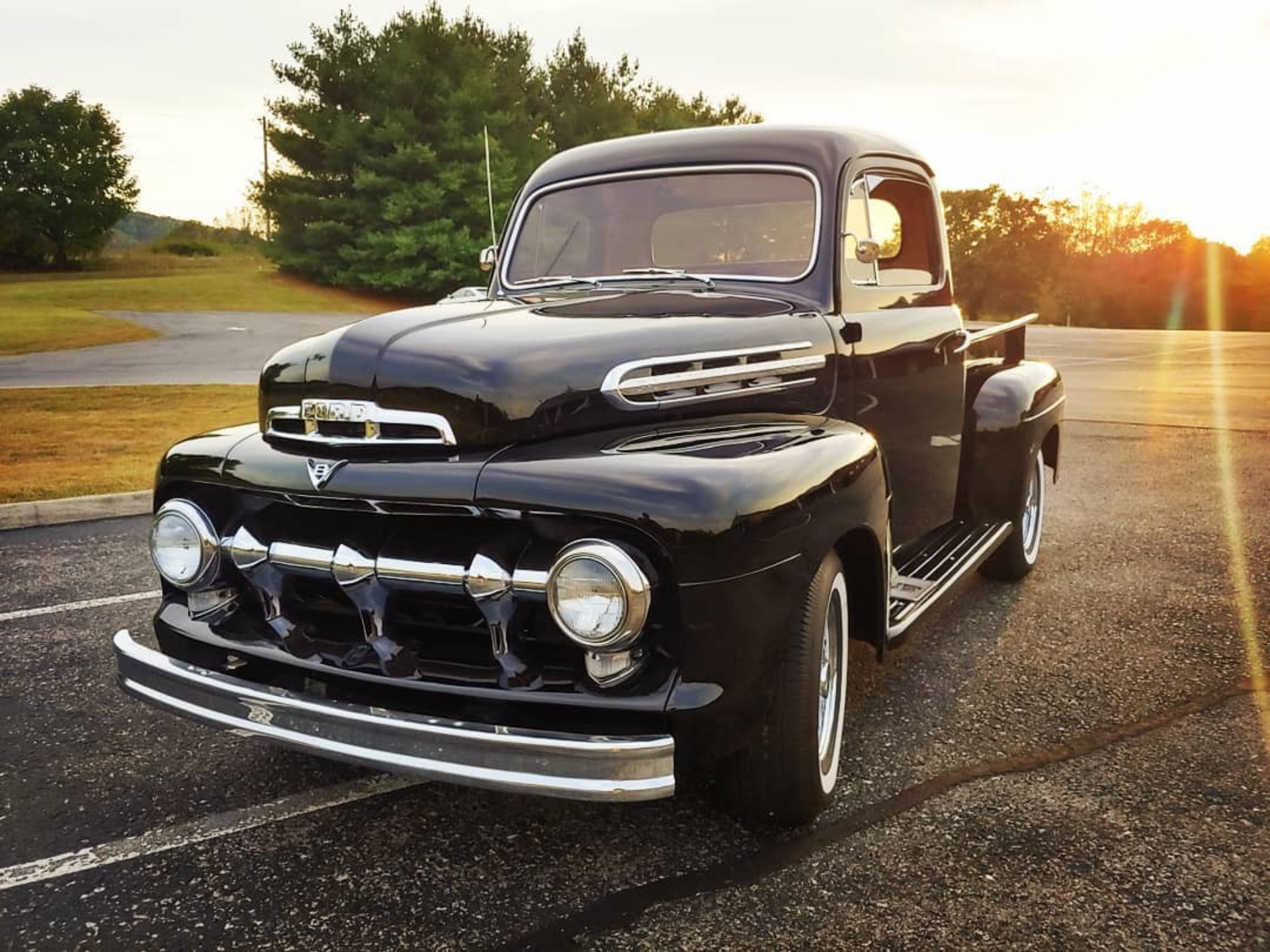 Hotrod Frontansicht im Sonnenuntergang