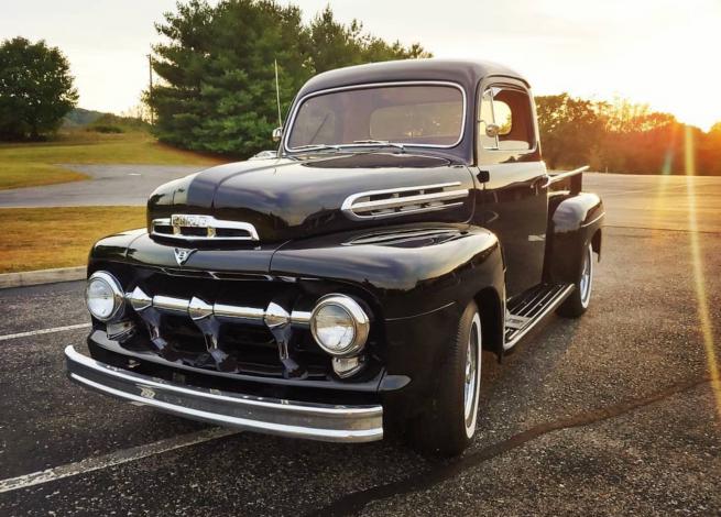 Hotrod Frontansicht im Sonnenuntergang